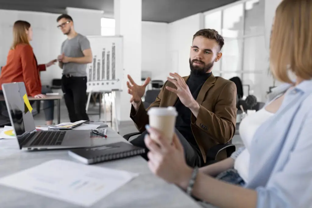 Vista cenital de equipo reunido alrededor de mesa de trabajo colaborativo OLPA