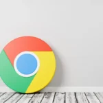 Ícono clásico de Chrome sobre fondo de madera.