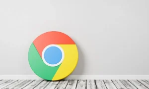 Ícono clásico de Chrome sobre fondo de madera.